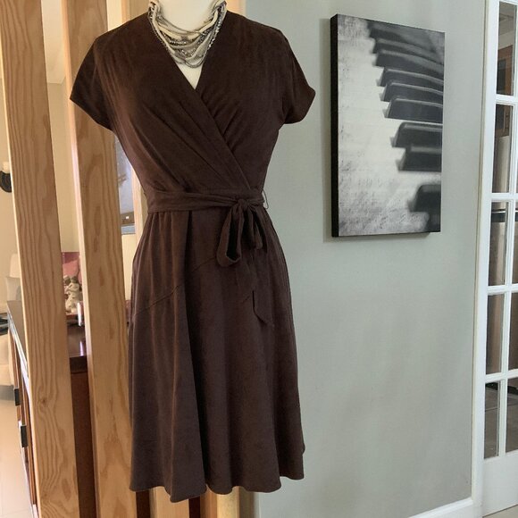 Ellen Tracy Brown Faux Suede Faux Wrap Dress Cap Sleeve Tie Waist Size 4 - Picture 1 of 4